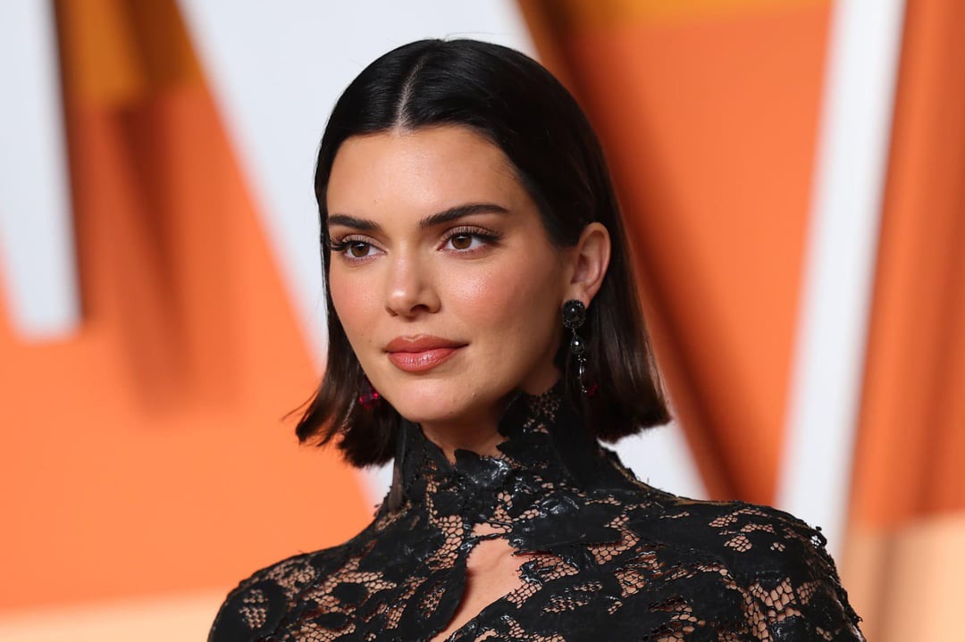 Kendall Jenner Makes A Sexy Vanity Fair Oscar Party Appearance Without Devin Booker